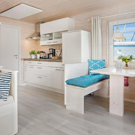 Hausboot Stina بوتيل هايليغنهافن