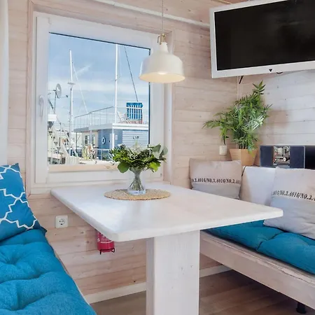 Hausboot Stina * هايليغنهافن