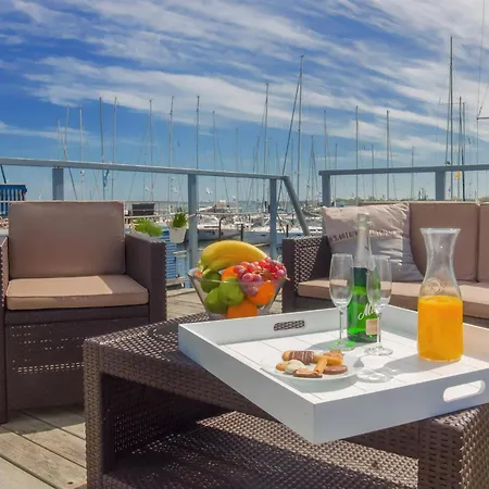Hausboot Stina هايليغنهافن