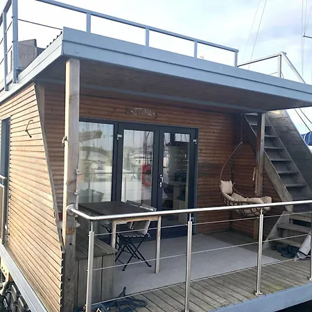 Hausboot Stina * هايليغنهافن