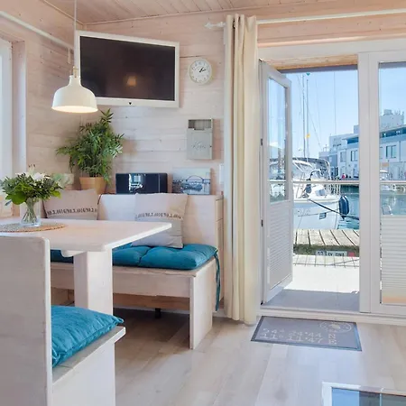 Hausboot Stina بوتيل هايليغنهافن