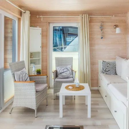 Hausboot Stina بوتيل هايليغنهافن